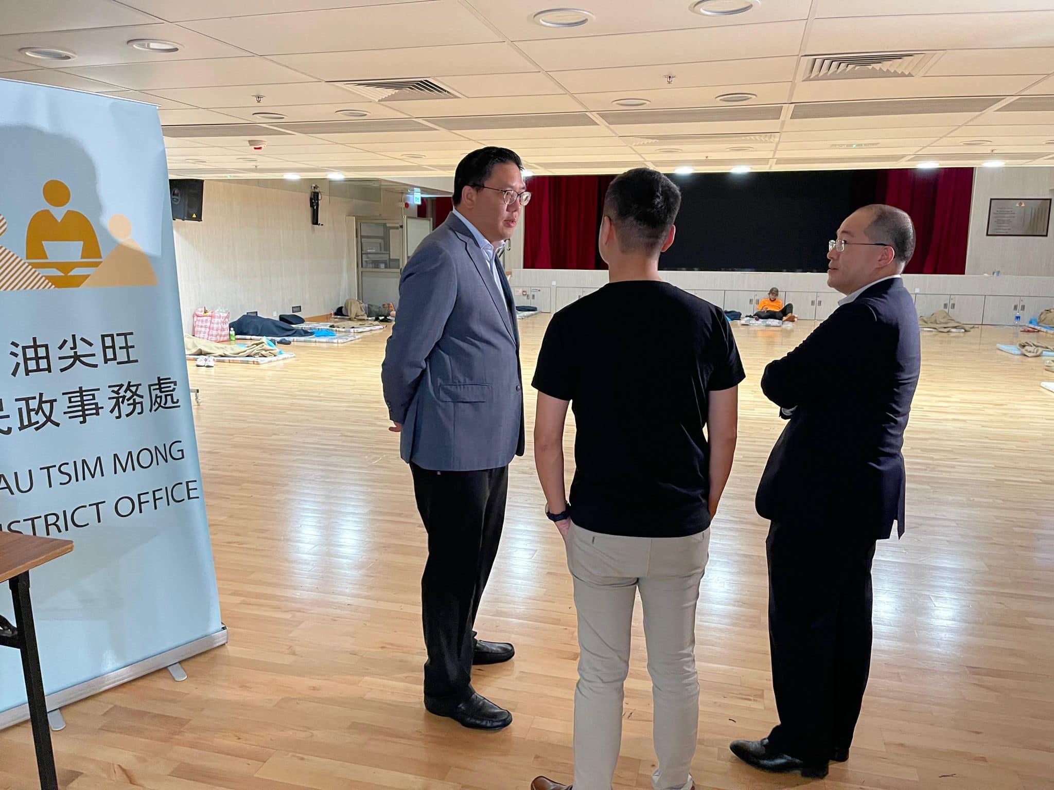 18區關愛隊|荃灣關愛隊當值留守庇護中心 梁宏正到場視察運作 (民政及青年事務局FB)