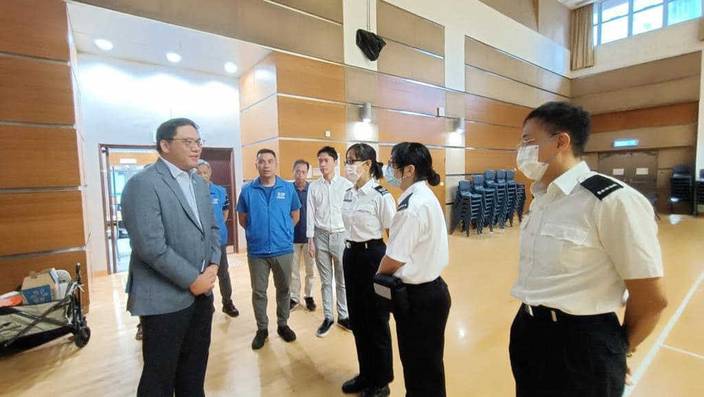 18區關愛隊|荃灣關愛隊當值留守庇護中心 梁宏正到場視察運作 (民政及青年事務局FB)