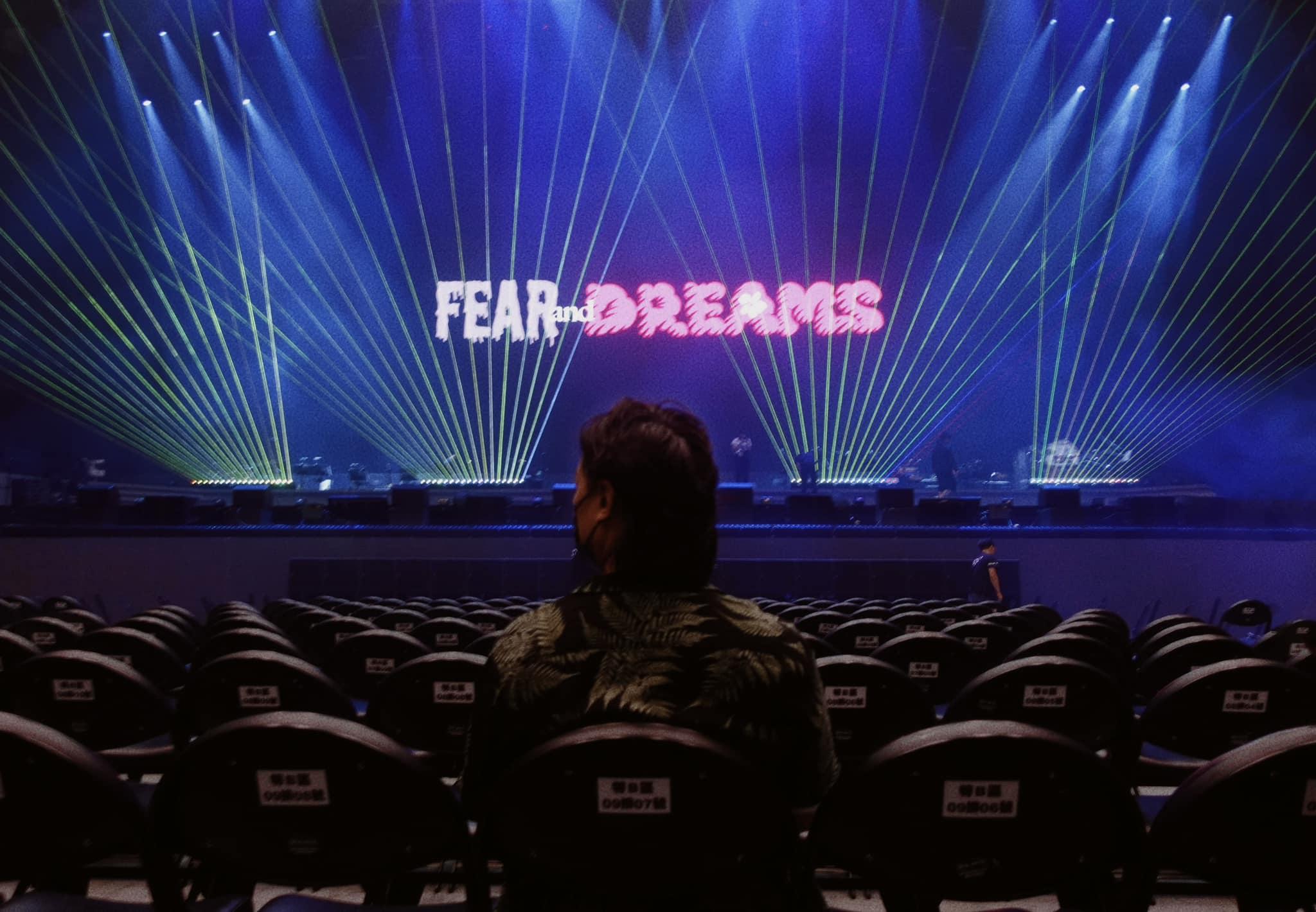 陳奕迅演唱會|Eason被台灣粉絲感動到「摔跤」 喝水表演蹲馬步「電動馬達」實力在線