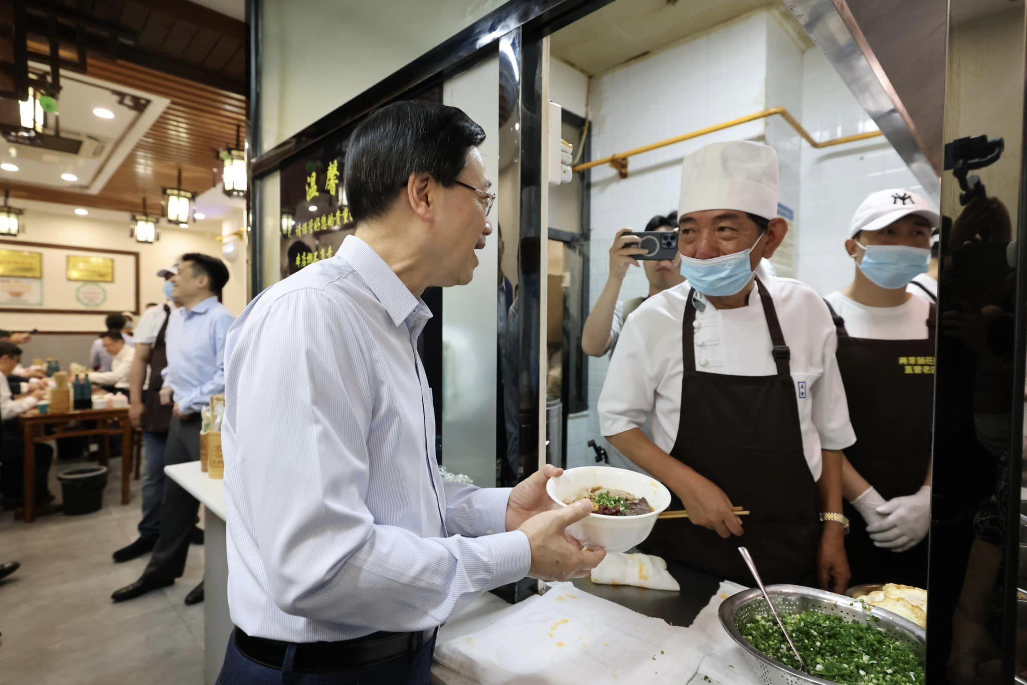 Ray Online|李家超品嘗地道貴州早餐「腸旺麵」 背後仲有一番寓意?