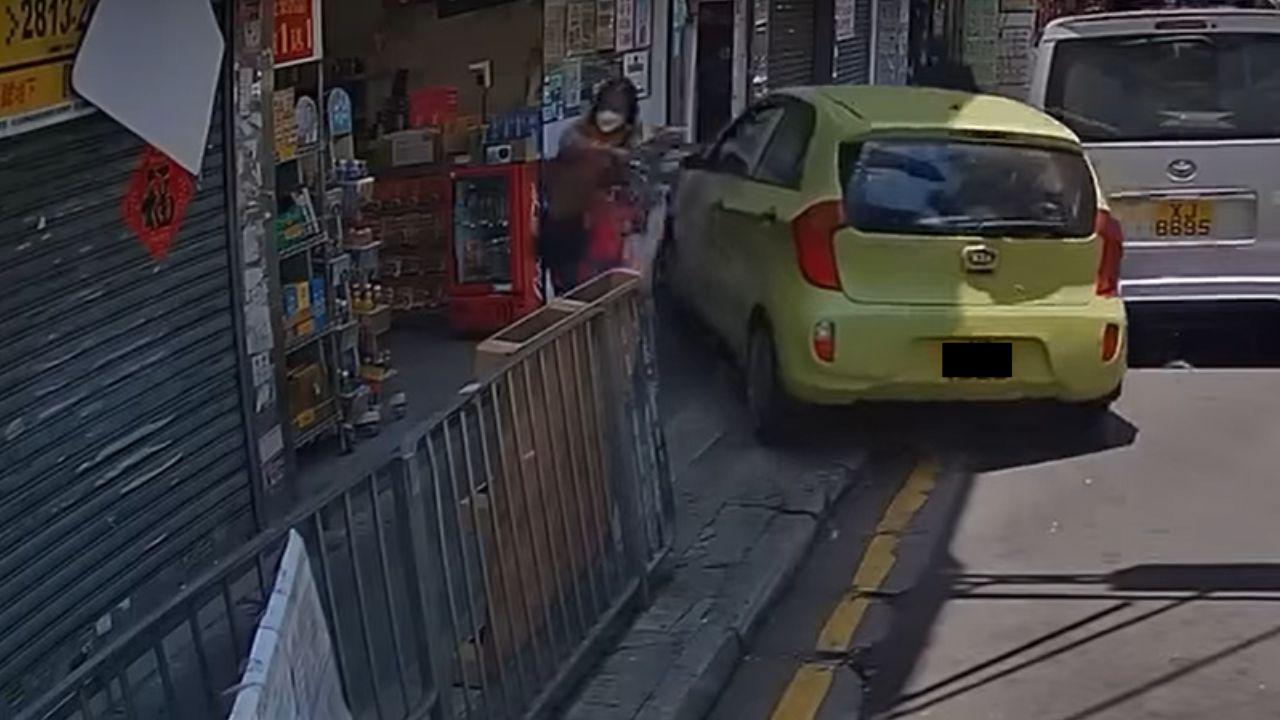 元朗一輛私家車失控剷上行人路,一名途人側身閃避!(Youtube截圖)