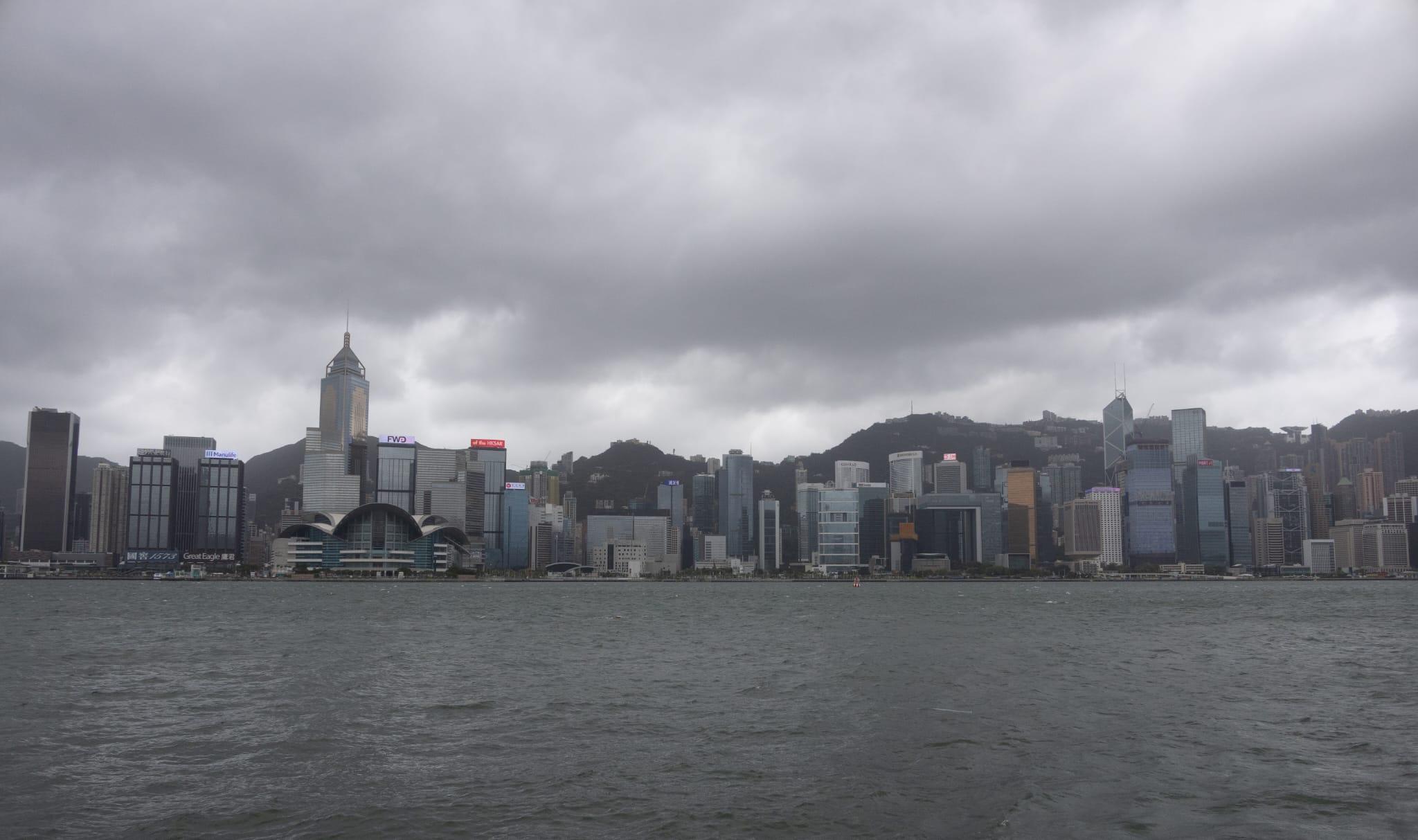 維港上空烏雲密佈。(蘇文傑攝)