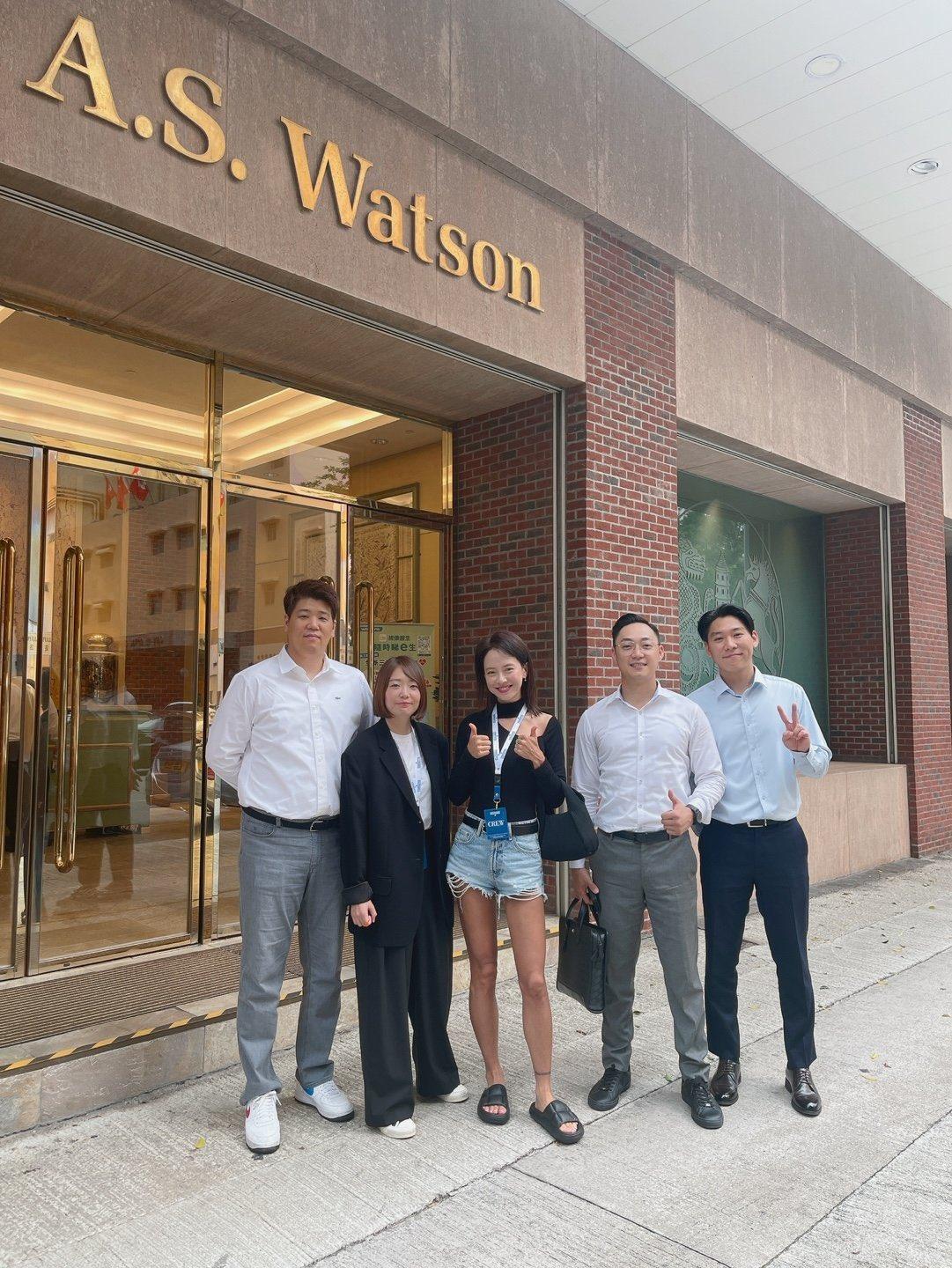 宋智孝早前到香港屈臣氏開會,不忘與一眾工作人員合照。