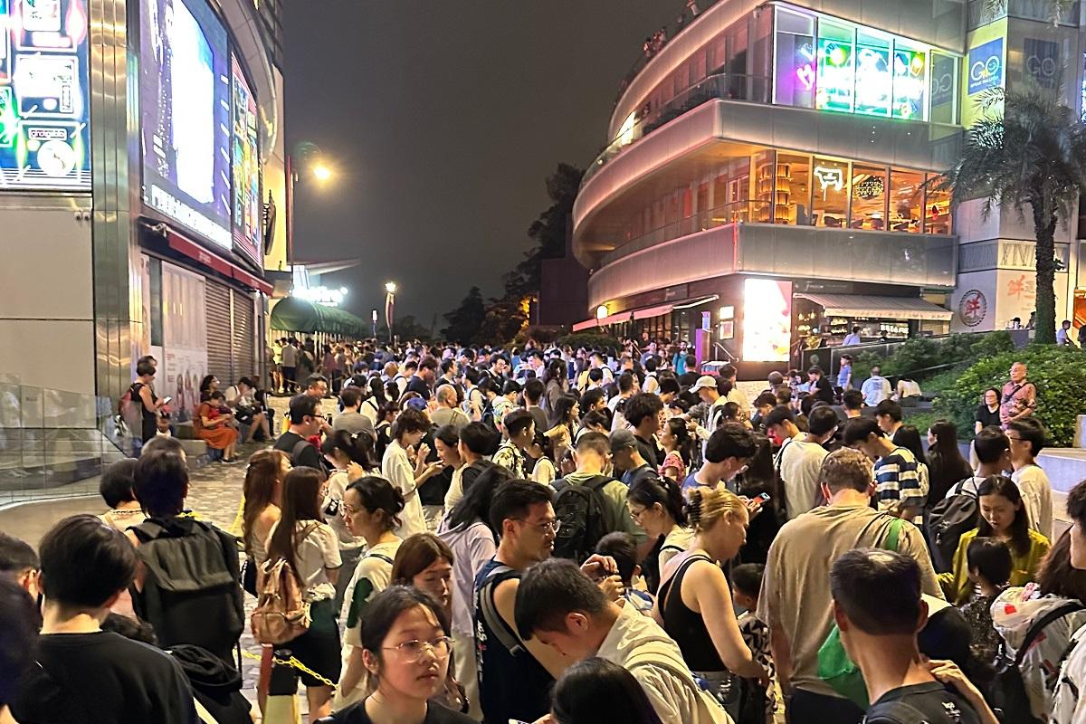 有網民分享晚上8時山頂人頭湧湧。(LIHKG討論區網民「胸懷帶子」)