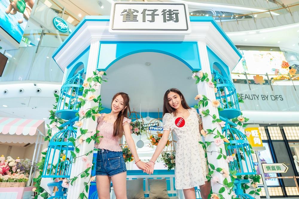 4米高粉藍色巨型八角鳥籠裝置聳立場中,柱身配以絢麗花卉佈置,籠邊掛上12個小鳥籠相互襯托,仙氣滿溢,以現代風格呈現「雀仔街」特色。