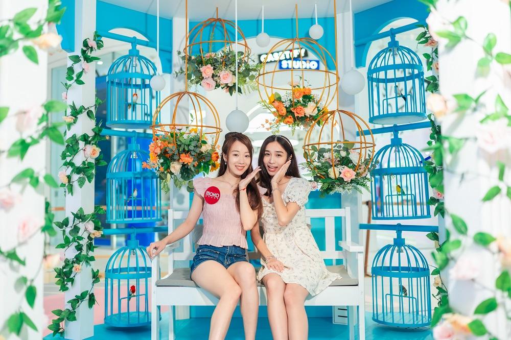 4米高粉藍色巨型八角鳥籠裝置聳立場中,柱身配以絢麗花卉佈置,籠邊掛上12個小鳥籠相互襯托,仙氣滿溢,以現代風格呈現「雀仔街」特色。