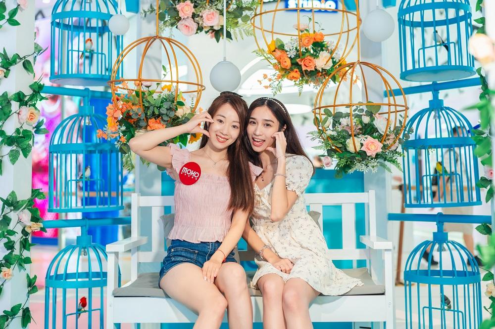 4米高粉藍色巨型八角鳥籠裝置聳立場中,柱身配以絢麗花卉佈置,籠邊掛上12個小鳥籠相互襯托,仙氣滿溢,以現代風格呈現「雀仔街」特色。