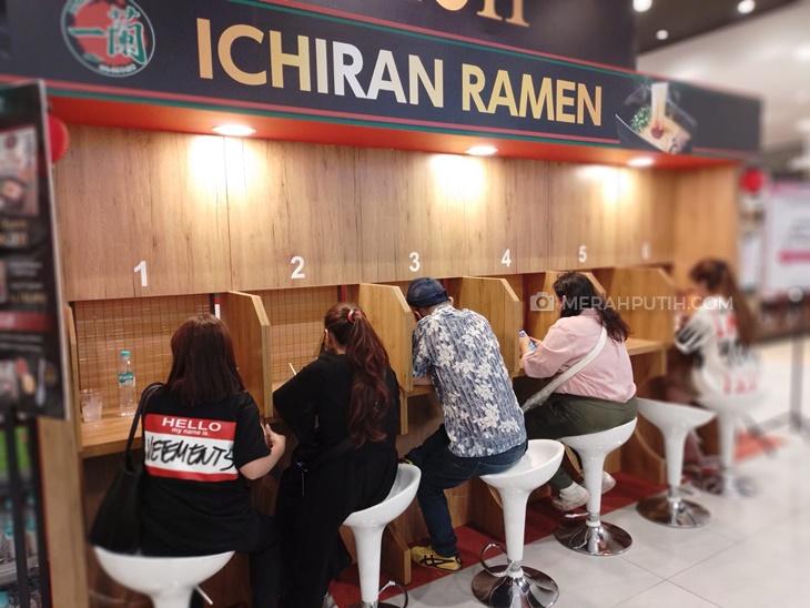 一蘭拉麵|一蘭在印尼的pop up店設有招牌式座位。(互聯網)