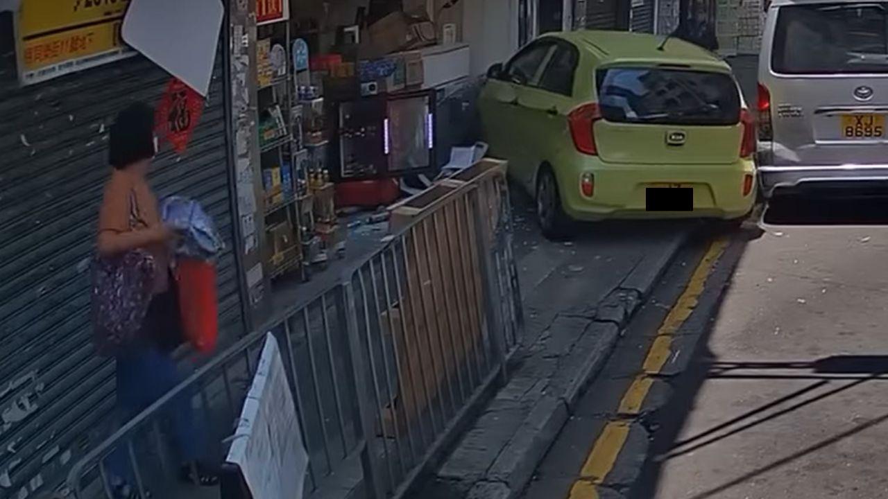 元朗一輛私家車失控剷上行人路,一名途人側身閃避!(Youtube截圖)