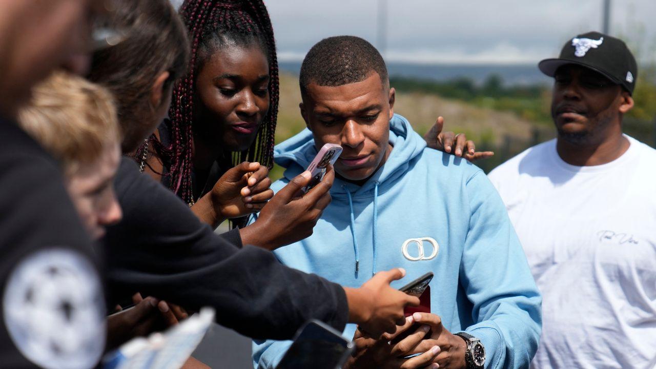 PSG主將麥巴比留在巴黎操練,未知會否日內離隊。