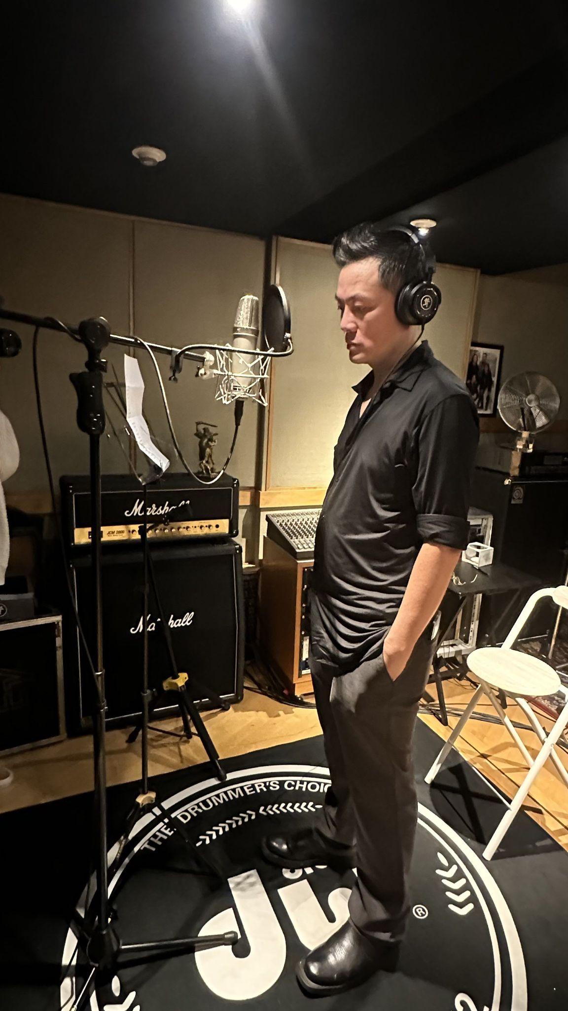 《望》這首歌於「二樓後座」錄音。