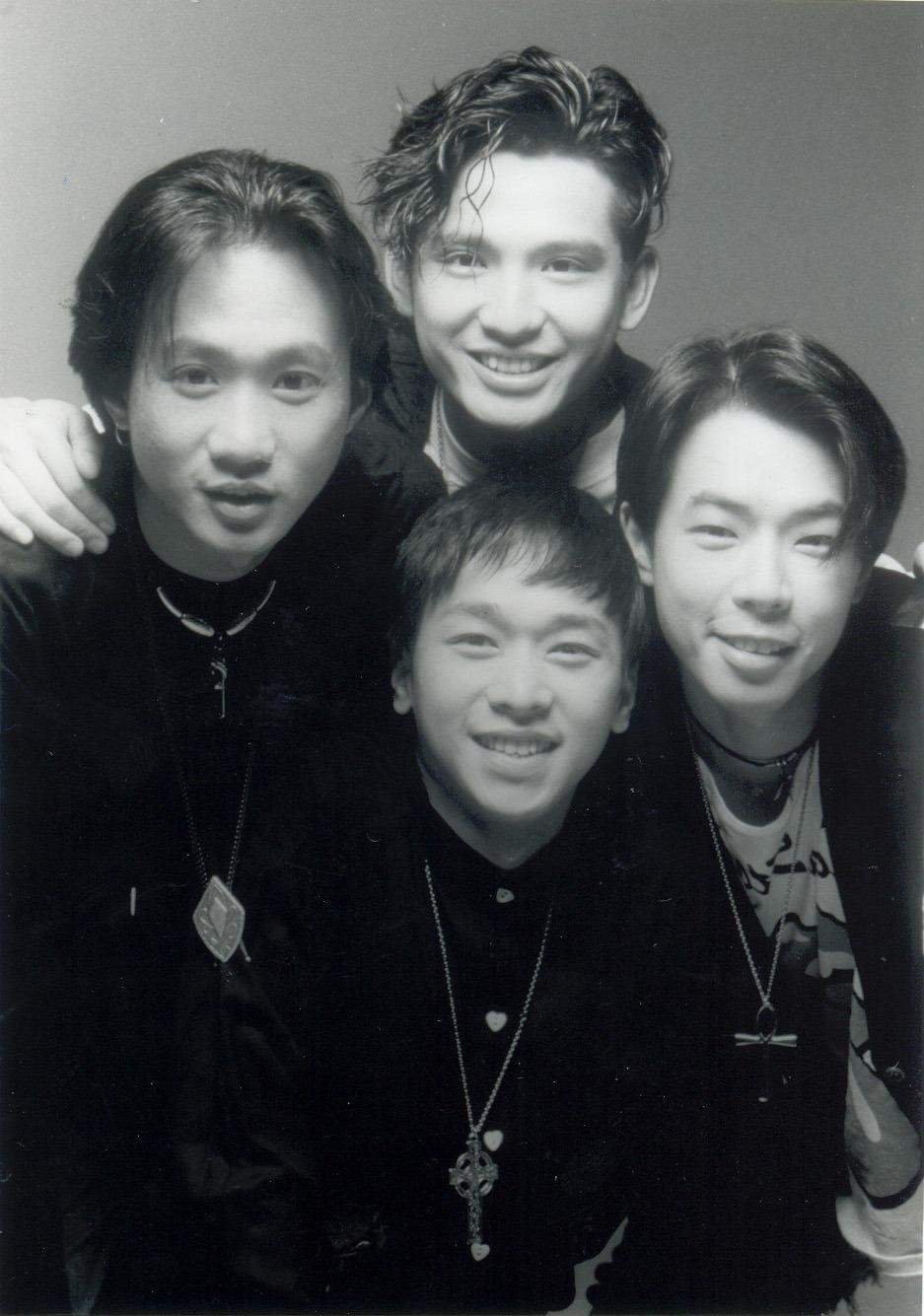 Beyond樂隊曾經多次出現成員變動,直至1984年黃家駒的弟弟家強加入擔任低音結他手,及1985年黃貫中成為主音結他手後,就成為日後我們熟悉的Beyond樂隊了。(圖片來源:視覺中國)