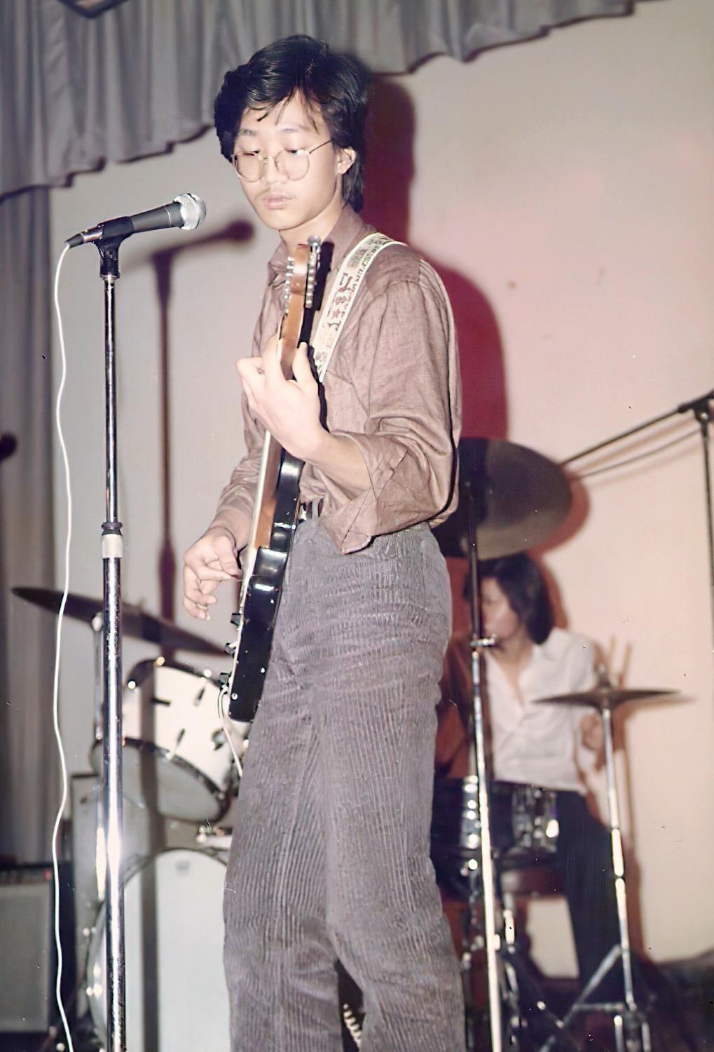 少年時期的黃家駒,已經熱愛搖滾音樂。(網上圖片)