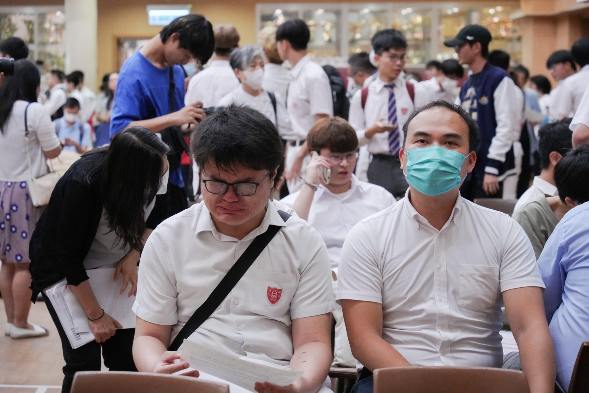 皇仁書院事隔一年後再誕生狀元,不過亦有同學收到成績表後心情五味雜陳。(李睿哲攝)