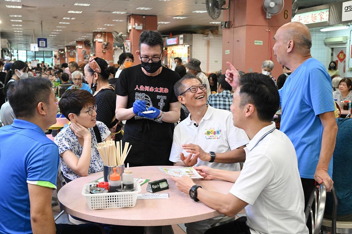陳茂波早上到大埔墟街市及熟食中心食早餐,又與附近市民交談。(陳茂波網誌)