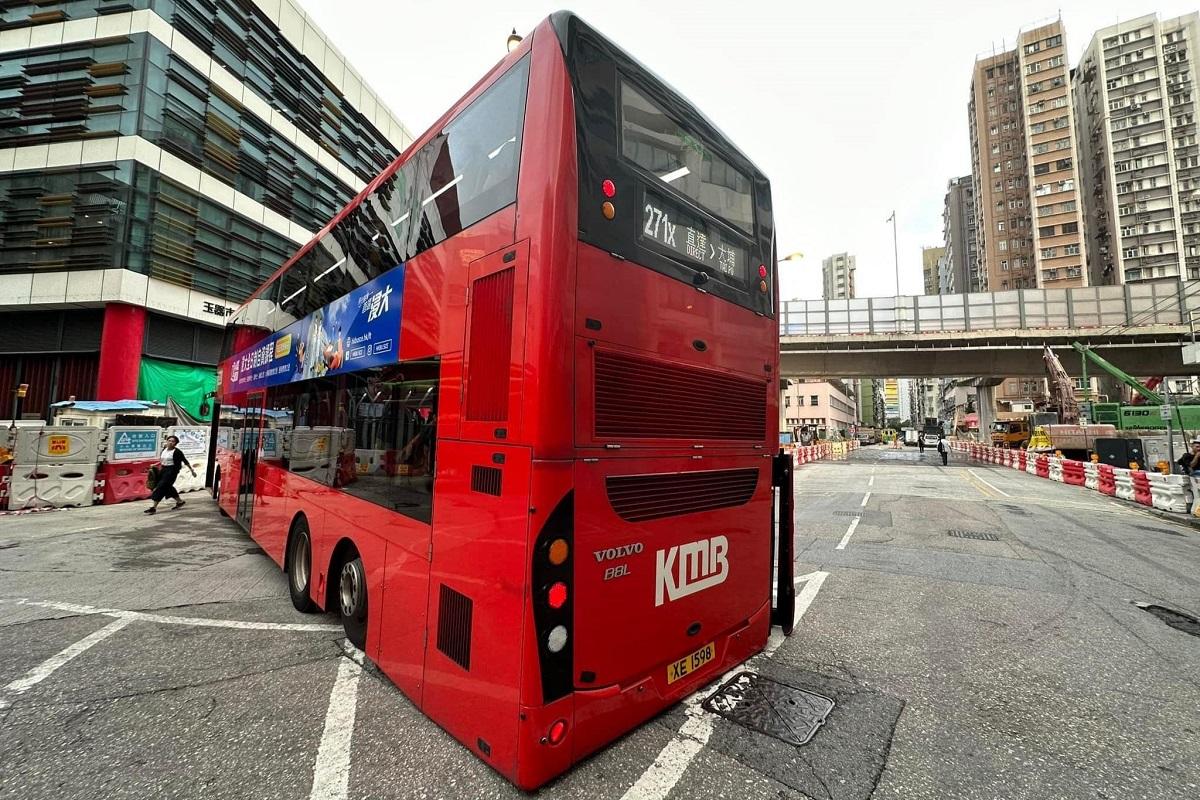 油麻地傍晚有九巴行錯路,欲掉頭離開時車尾不慎「晾底」。(網上圖片)