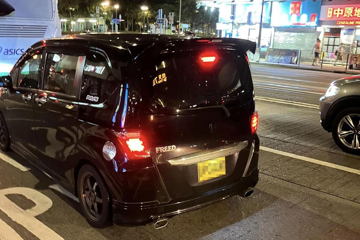 被指阻礙巴士埋站的私家車。(網民Anson Lau@FB群組「車cam L(香港群組)」)