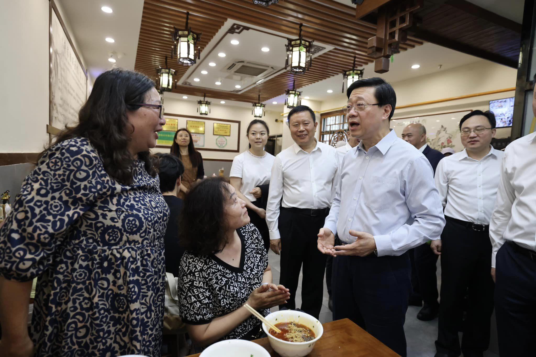 Ray Online|李家超品嘗地道貴州早餐「腸旺麵」 背後仲有一番寓意?