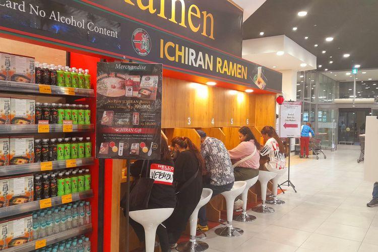 一蘭拉麵|一蘭在印尼的pop up店設有招牌式座位。(互聯網)