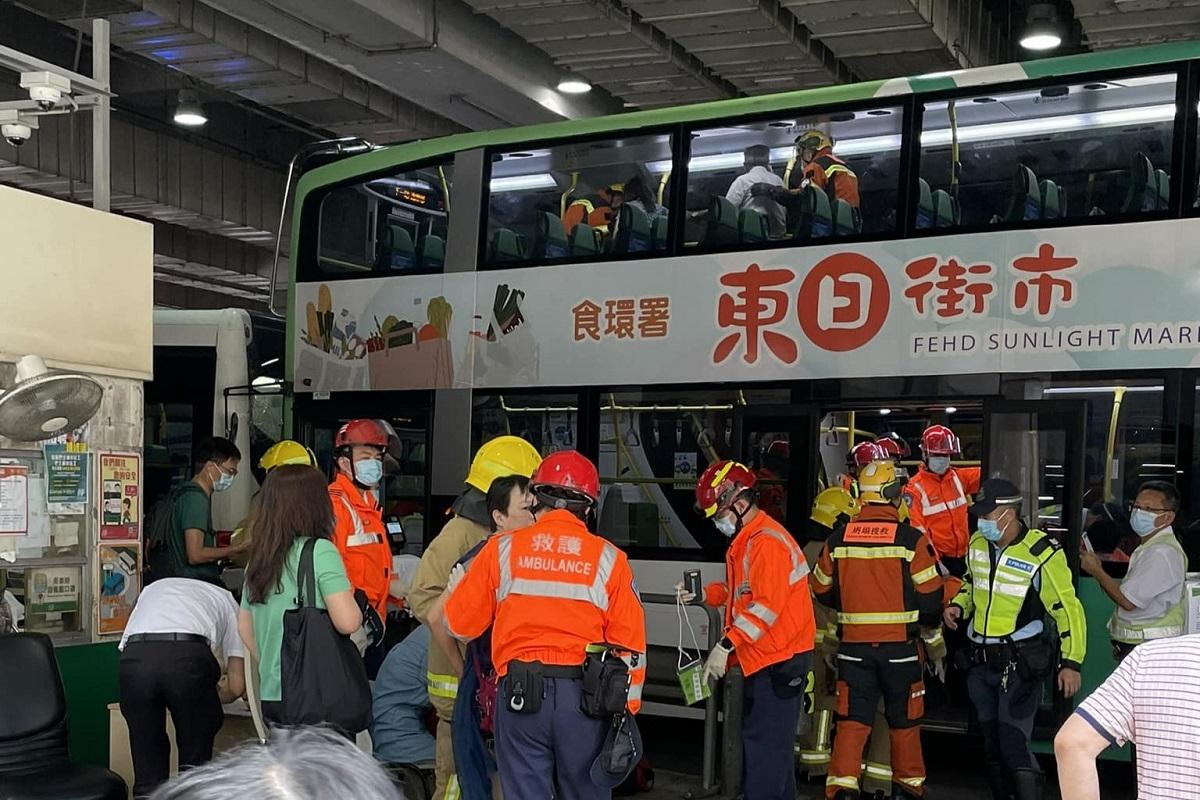 逸東邨有兩輛新大嶼山巴士相撞,釀成多人受傷。(網民Debby Ming@FB群組「東涌friends club」)