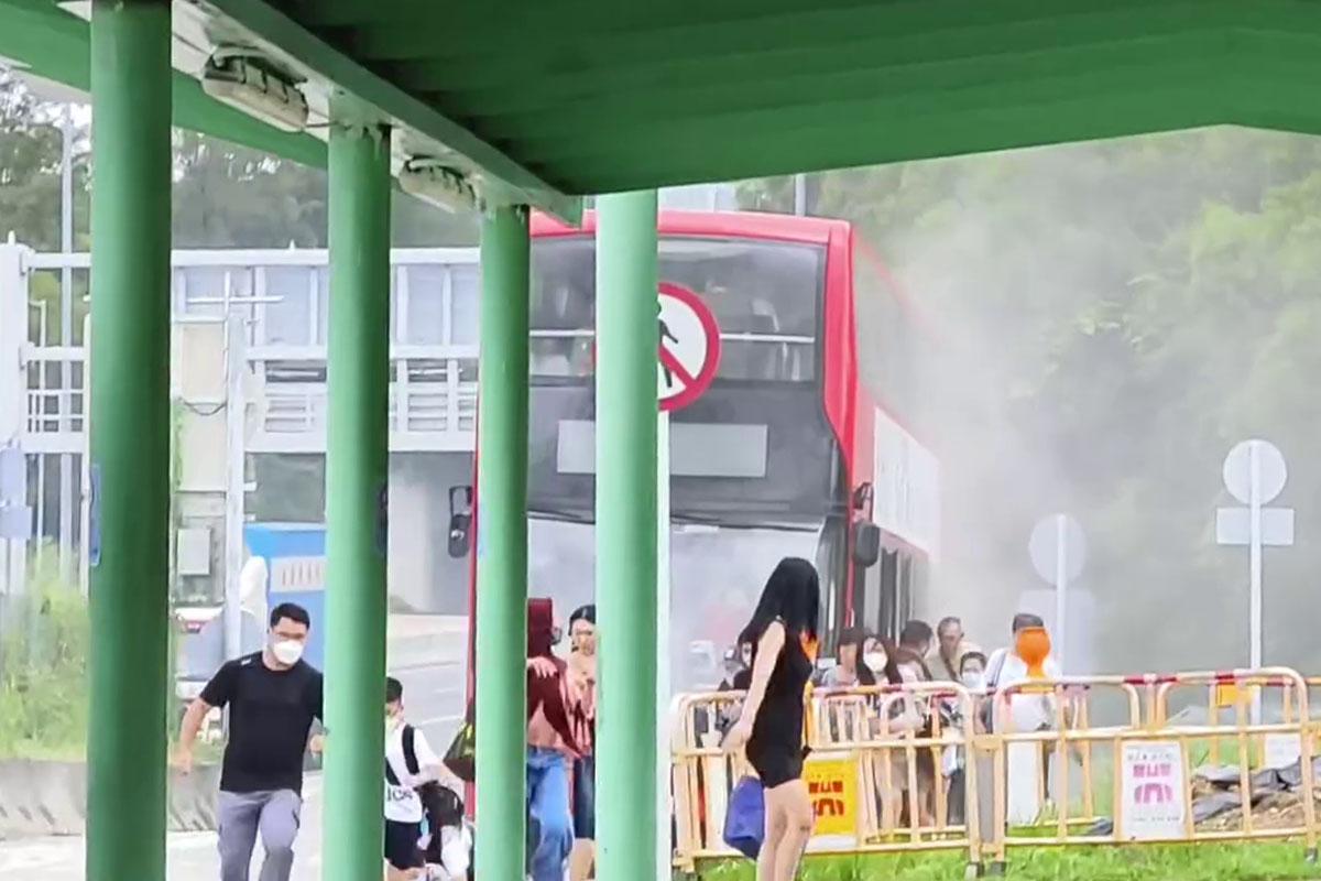 屯門公路有九巴冒煙,乘客倉惶逃生。(FB群組「馬路的事 (即時交通資訊台)」片段截圖)