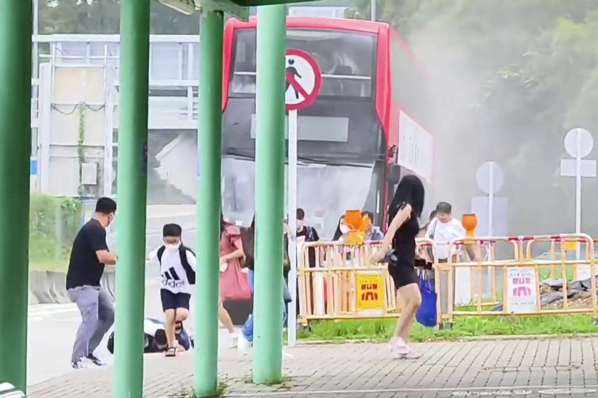 屯門公路有九巴冒煙,乘客倉惶逃生。(FB群組「馬路的事 (即時交通資訊台)」片段截圖)