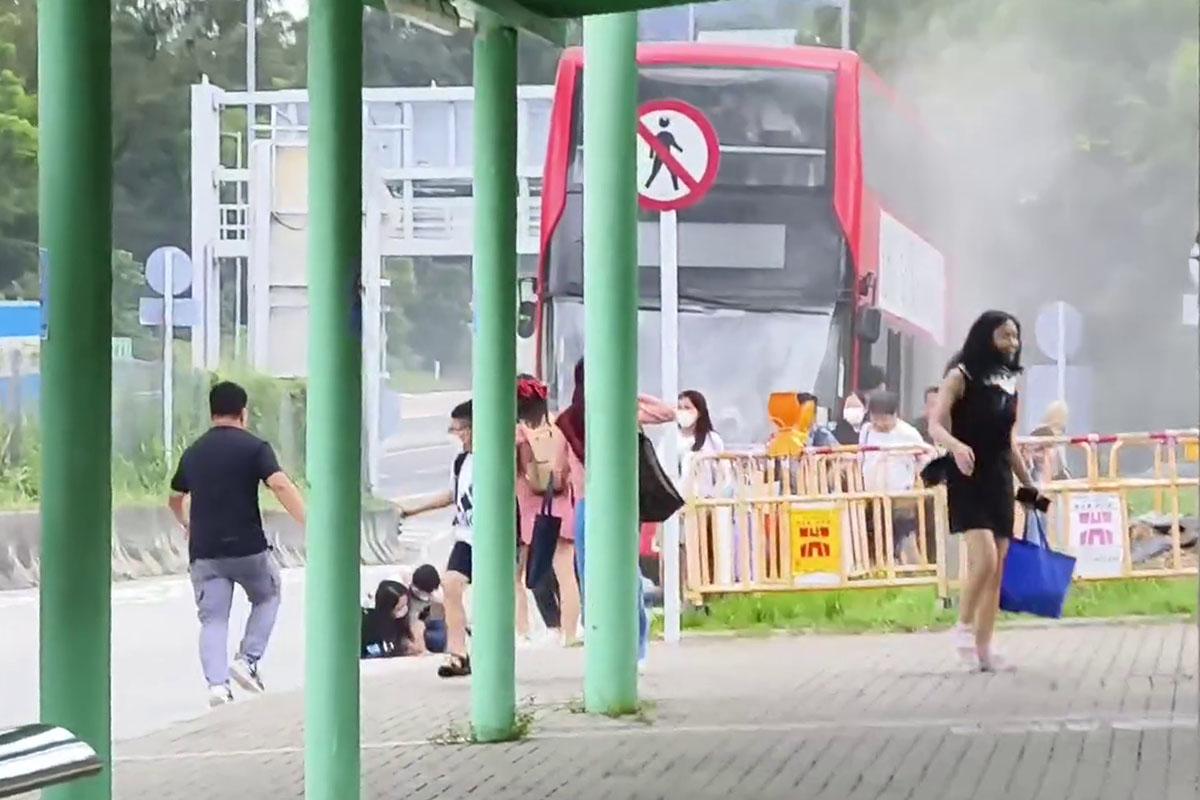 屯門公路有九巴冒煙,乘客倉惶逃生。(FB群組「馬路的事 (即時交通資訊台)」片段截圖)