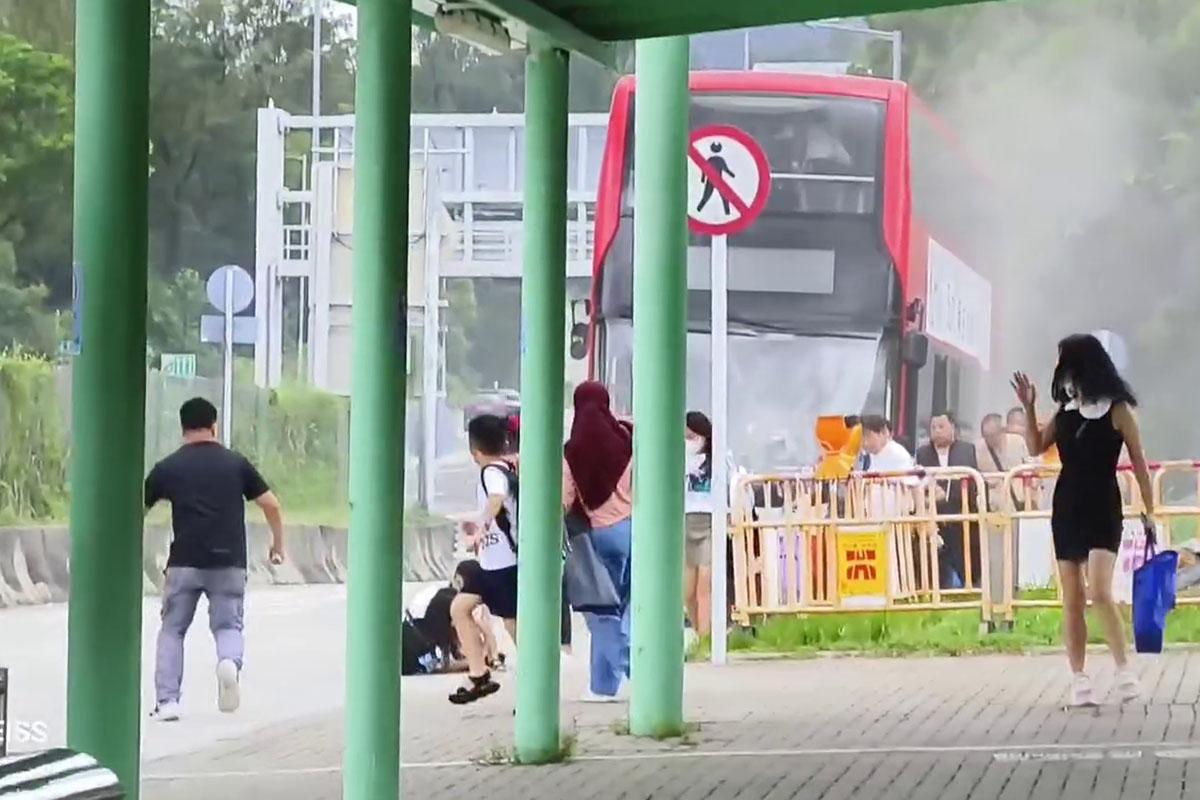 屯門公路有九巴冒煙,乘客倉惶逃生。(FB群組「馬路的事 (即時交通資訊台)」片段截圖)