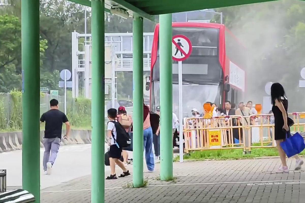 屯門公路有九巴冒煙,乘客倉惶逃生。(FB群組「馬路的事 (即時交通資訊台)」片段截圖)