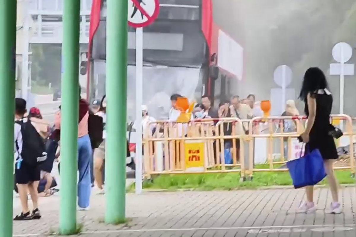 屯門公路有九巴冒煙,乘客倉惶逃生。(FB群組「馬路的事 (即時交通資訊台)」片段截圖)