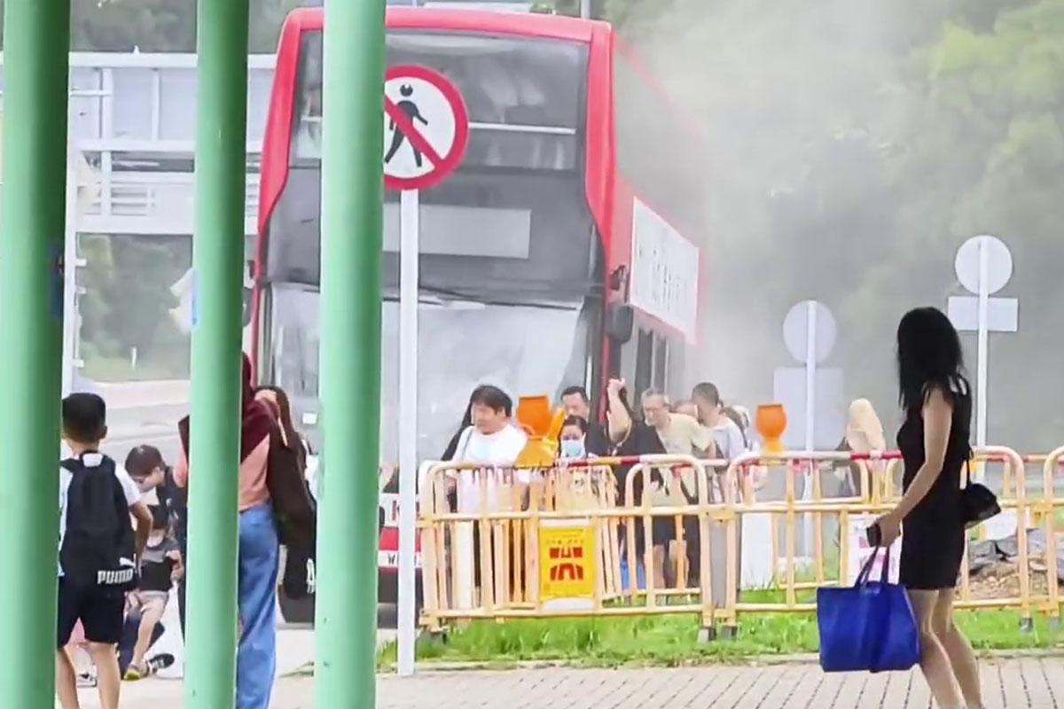 屯門公路有九巴冒煙,乘客倉惶逃生。(FB群組「馬路的事 (即時交通資訊台)」片段截圖)