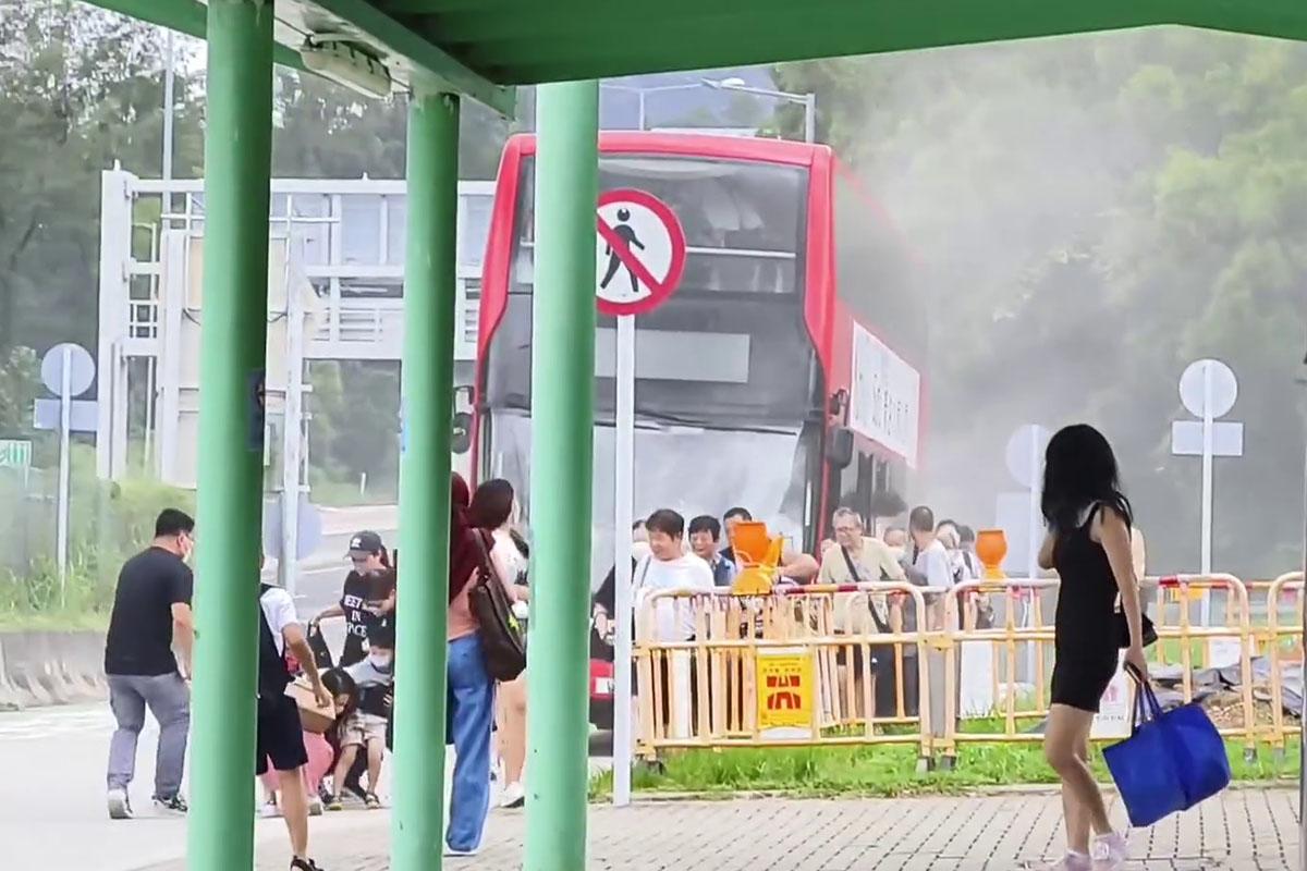 屯門公路有九巴冒煙,乘客倉惶逃生。(FB群組「馬路的事 (即時交通資訊台)」片段截圖)