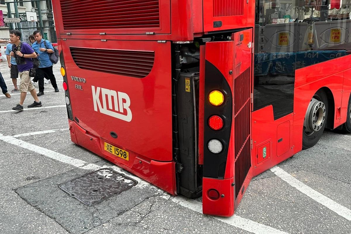 油麻地傍晚有九巴行錯路,欲掉頭離開時車尾不慎「晾底」。(網上圖片)