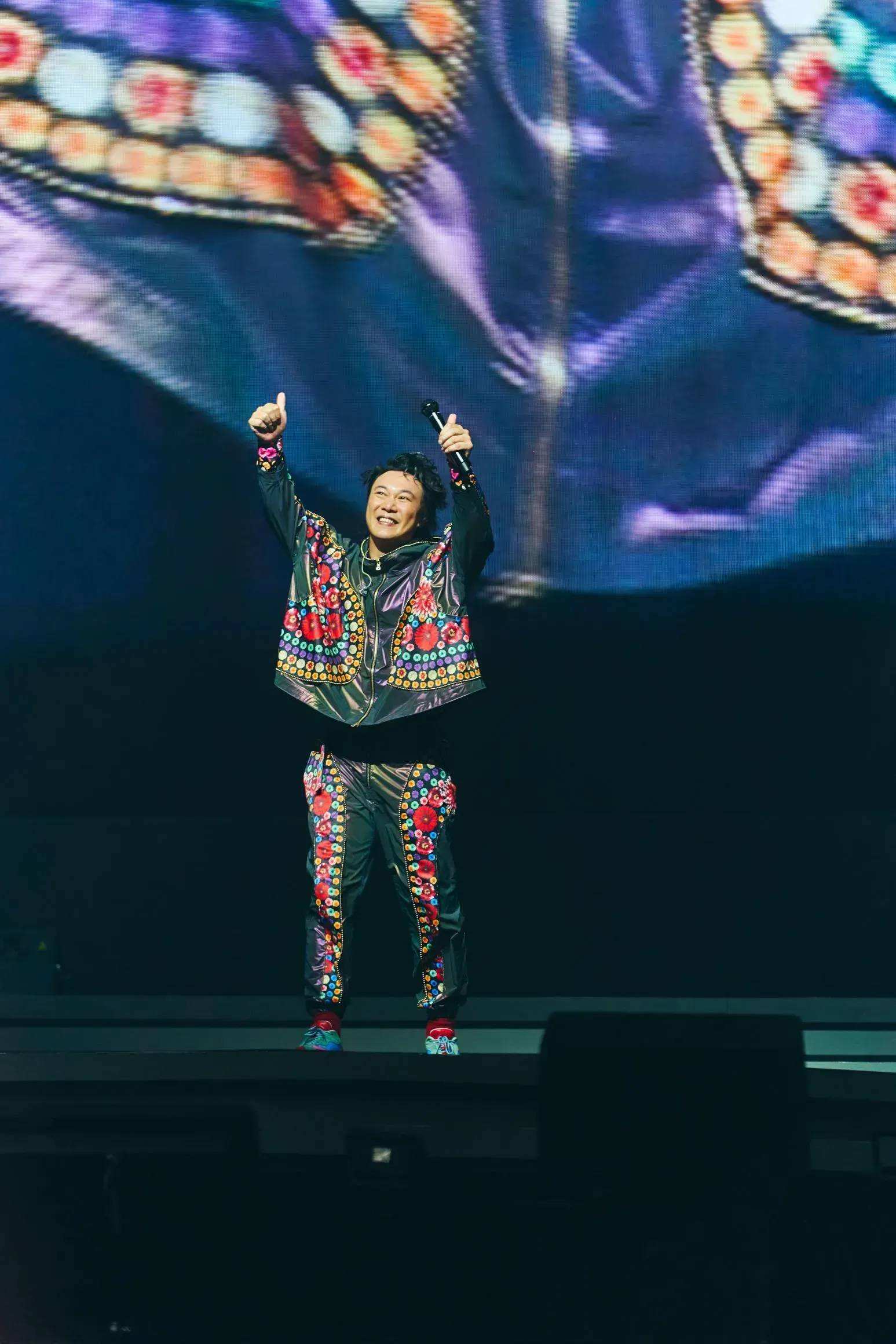 陳奕迅演唱會|Eason被台灣粉絲感動到「摔跤」 喝水表演蹲馬步「電動馬達」實力在線