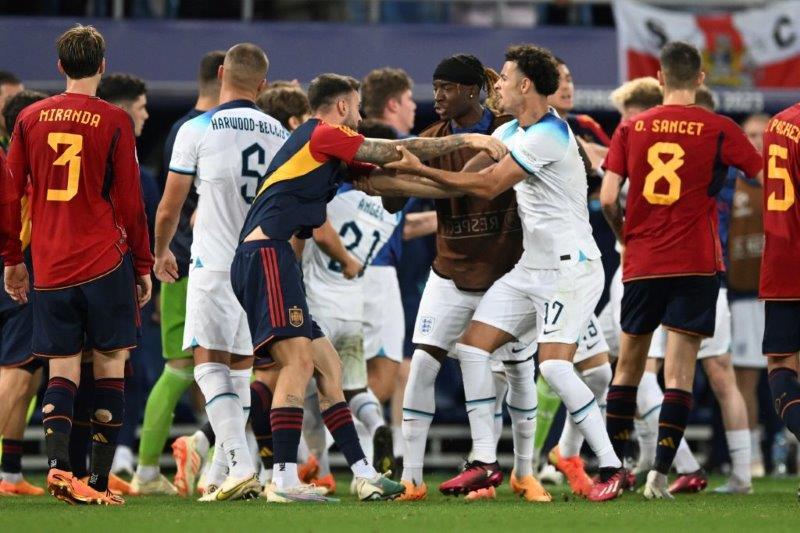 英格蘭入球後一度產生亂混