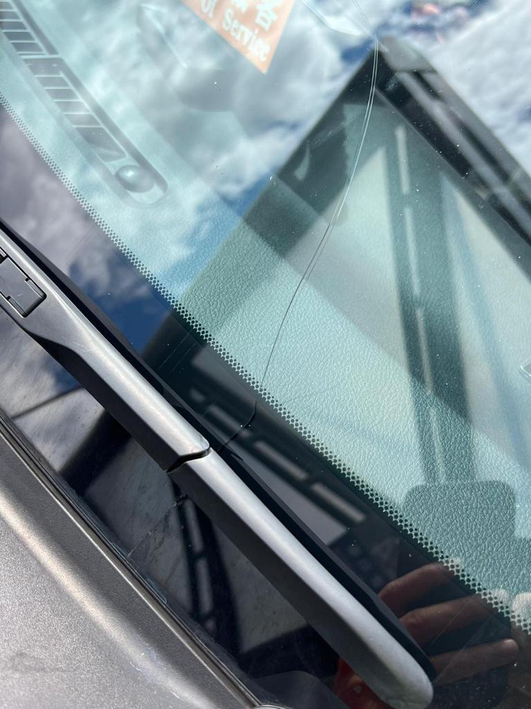 警設路障打擊公共服務車輛違例 扣查30輛嚴重殘缺小巴的士