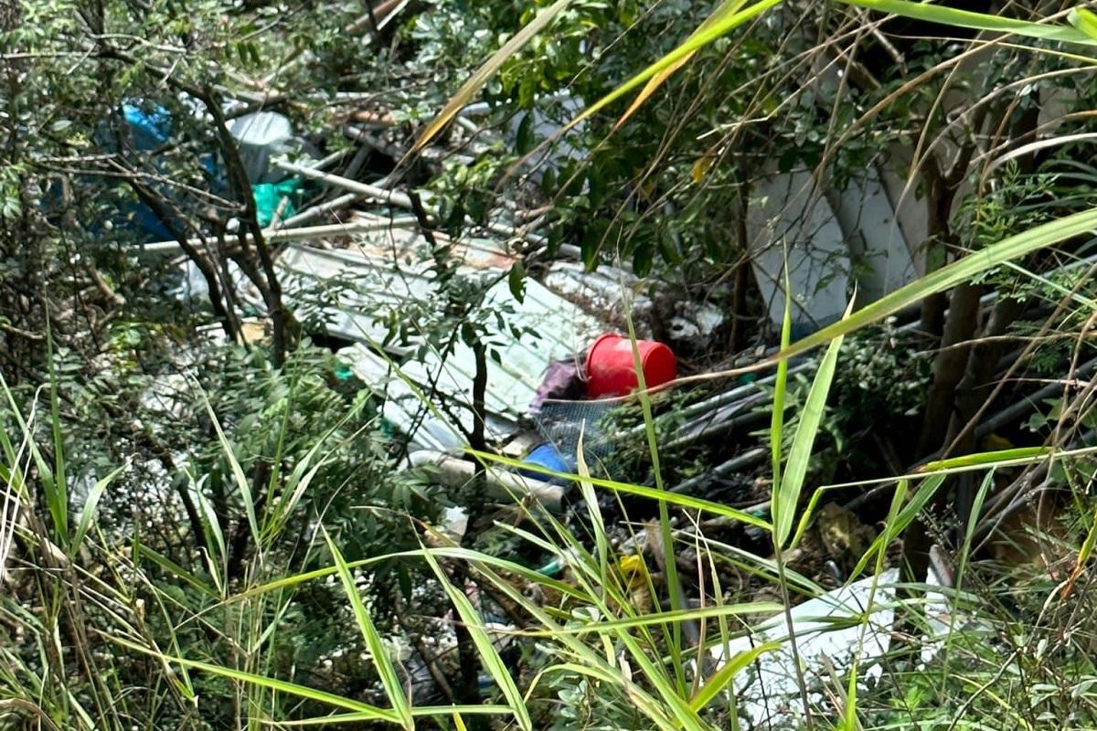 謝淑珍引述居民投訴指,有政府工作人員到魔鬼山清拆僭建物後隨即傾倒在山坡。(謝淑珍FB)