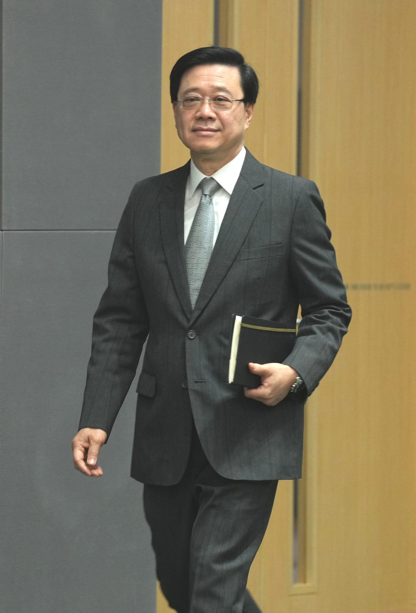 李家超出席行會前見傳媒。(陳奕釗攝)