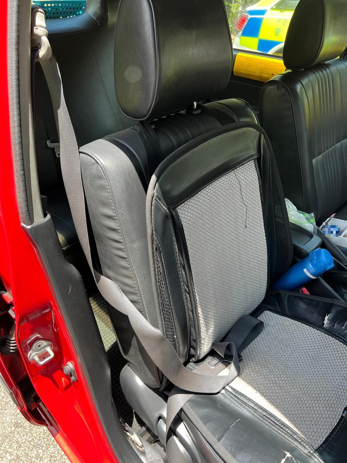 警設路障打擊公共服務車輛違例 扣查30輛嚴重殘缺小巴的士