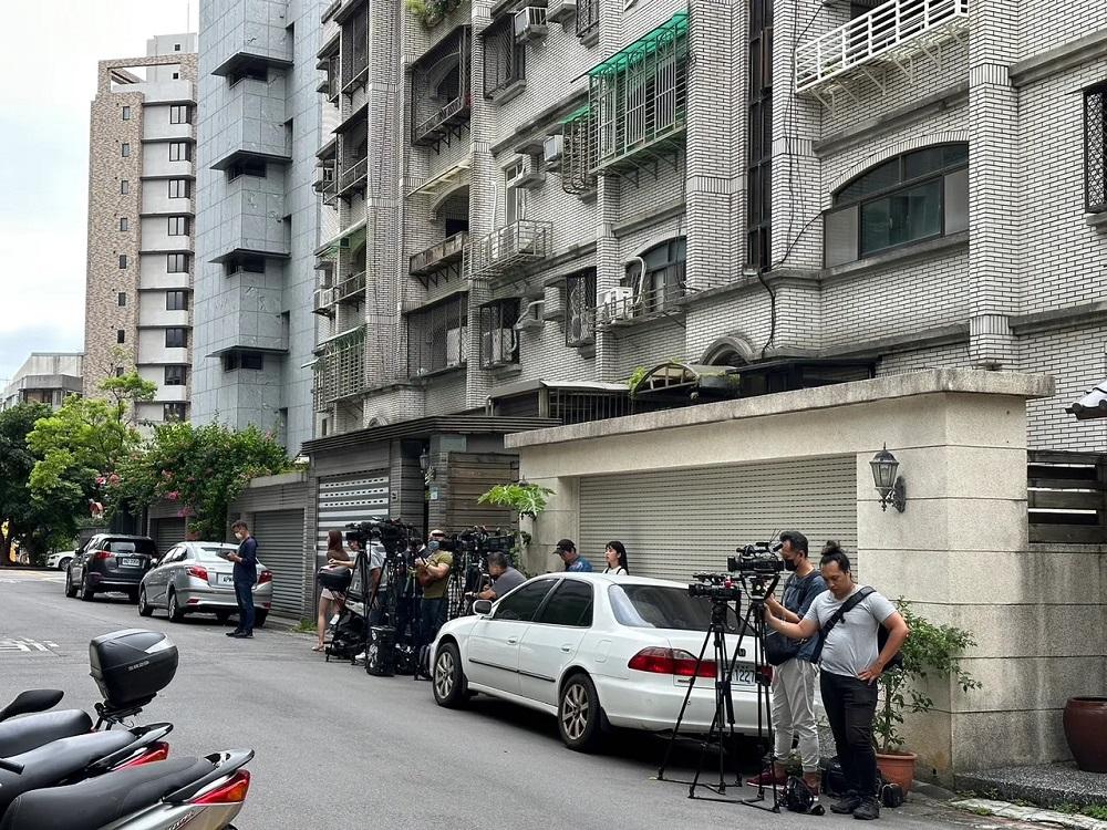 大批傳媒在炎亞綸寓所守候。