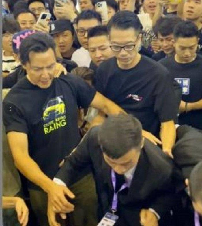 但仍有女粉絲被撞跌,吳彥祖與保安即時拉她起身。