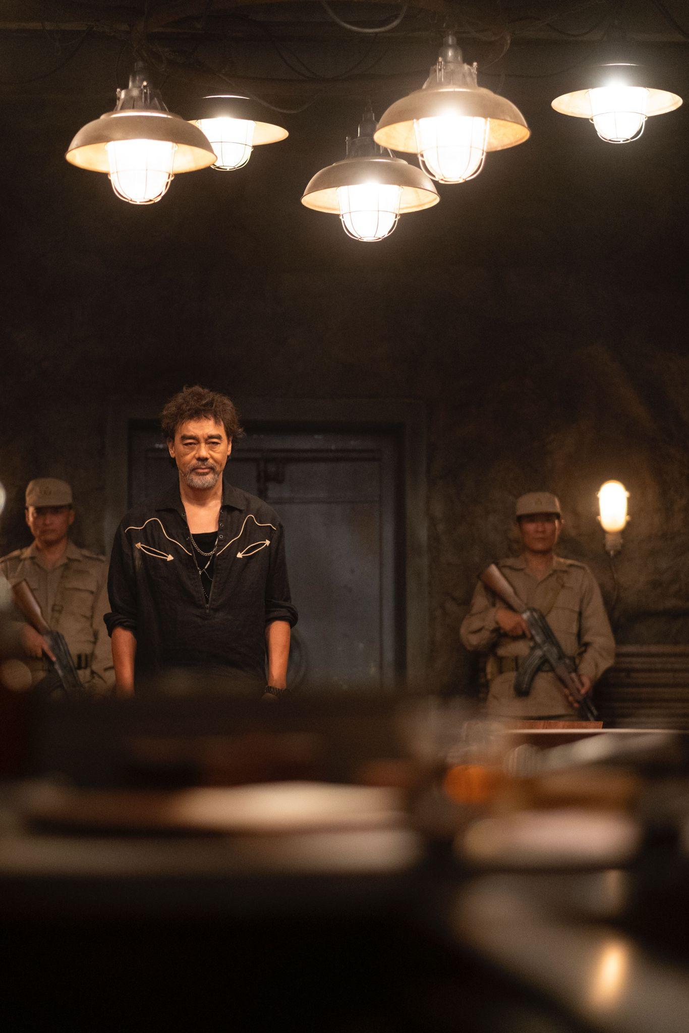 劉青雲的服裝造型比較誇張,近40度高溫依然穿着長褸。