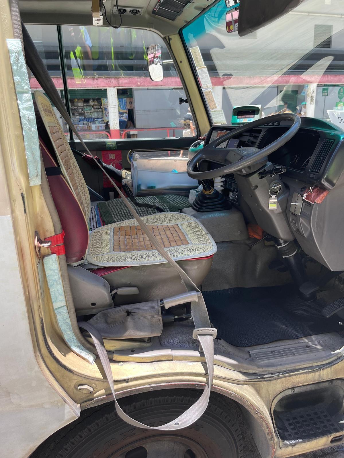 警設路障打擊公共服務車輛違例 扣查30輛嚴重殘缺小巴的士