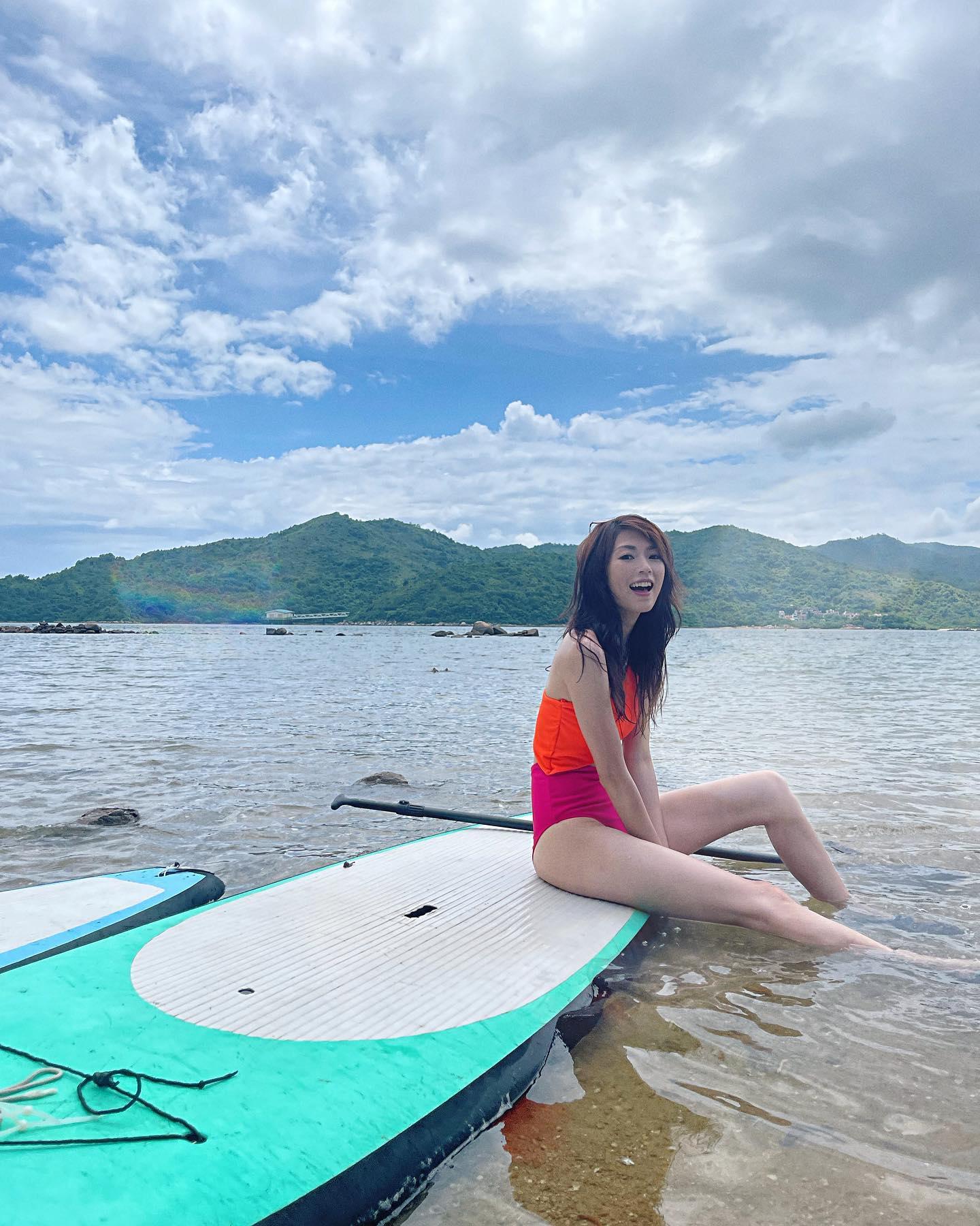 連詩雅微博寫「出國表演」,惹大批內地網民炮轟。