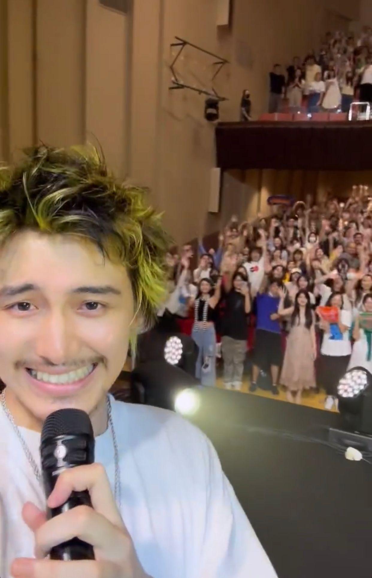 藤井風完場前用手機拍下全場大合唱。