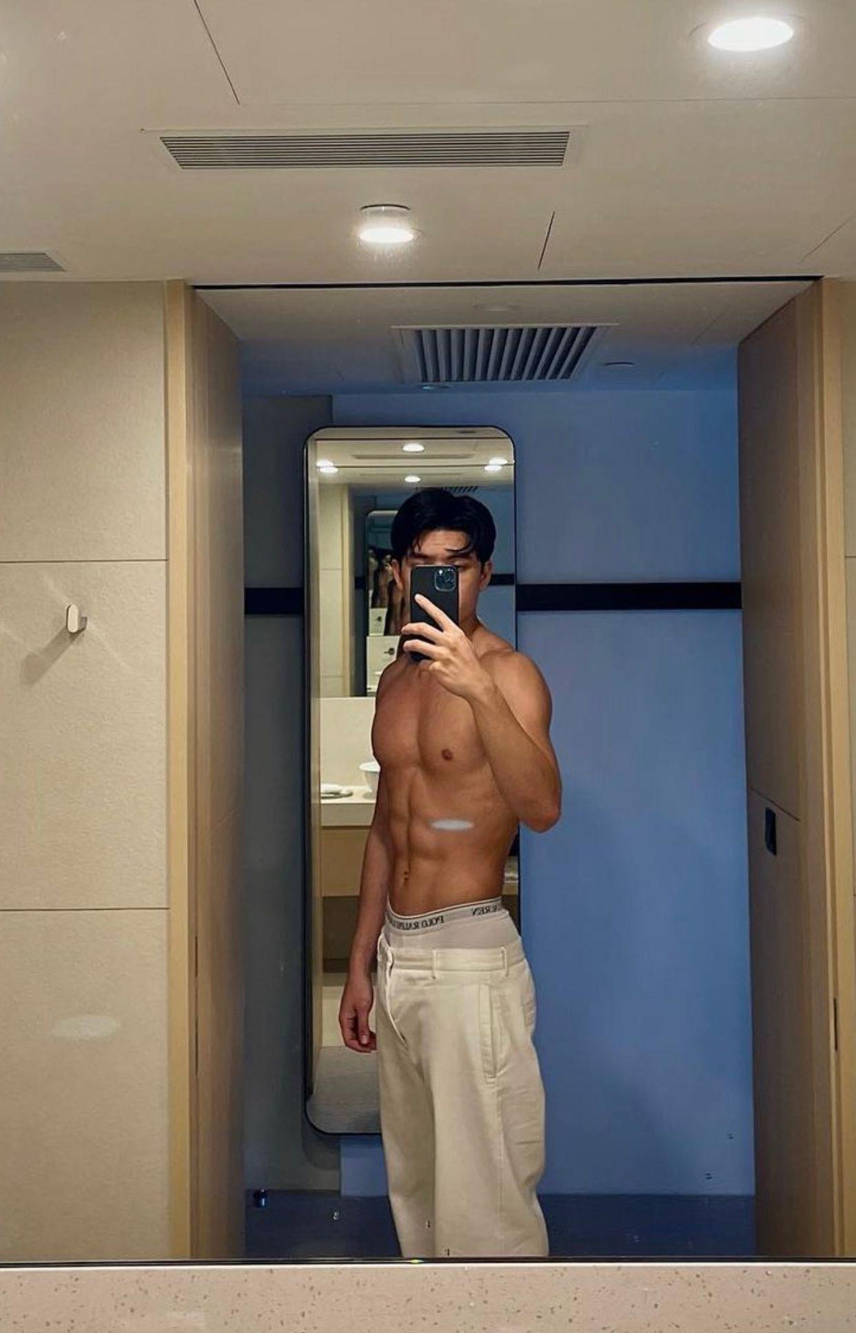 Joss貼出酒店自拍的曬肌照滿足Fans。