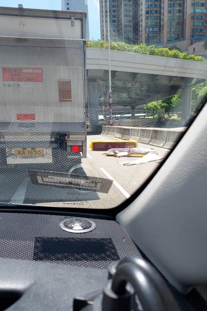 尖沙咀有一副棺材從貨車上跌到路面。(網上圖片)