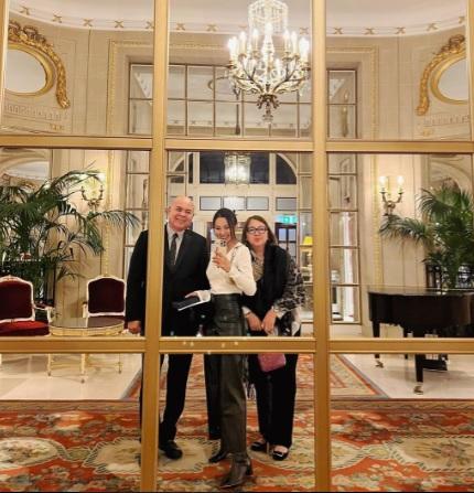 AGA於去年9月飛往英國探望父母。