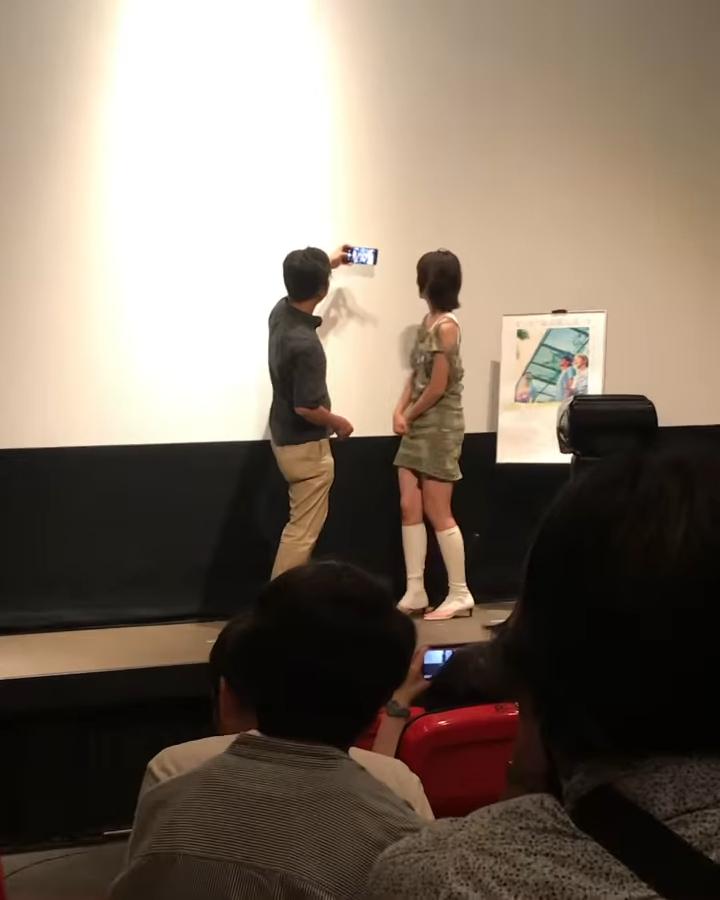 導演林森在戲院自拍,跟袁澧林及日本影迷來個大合照留念。