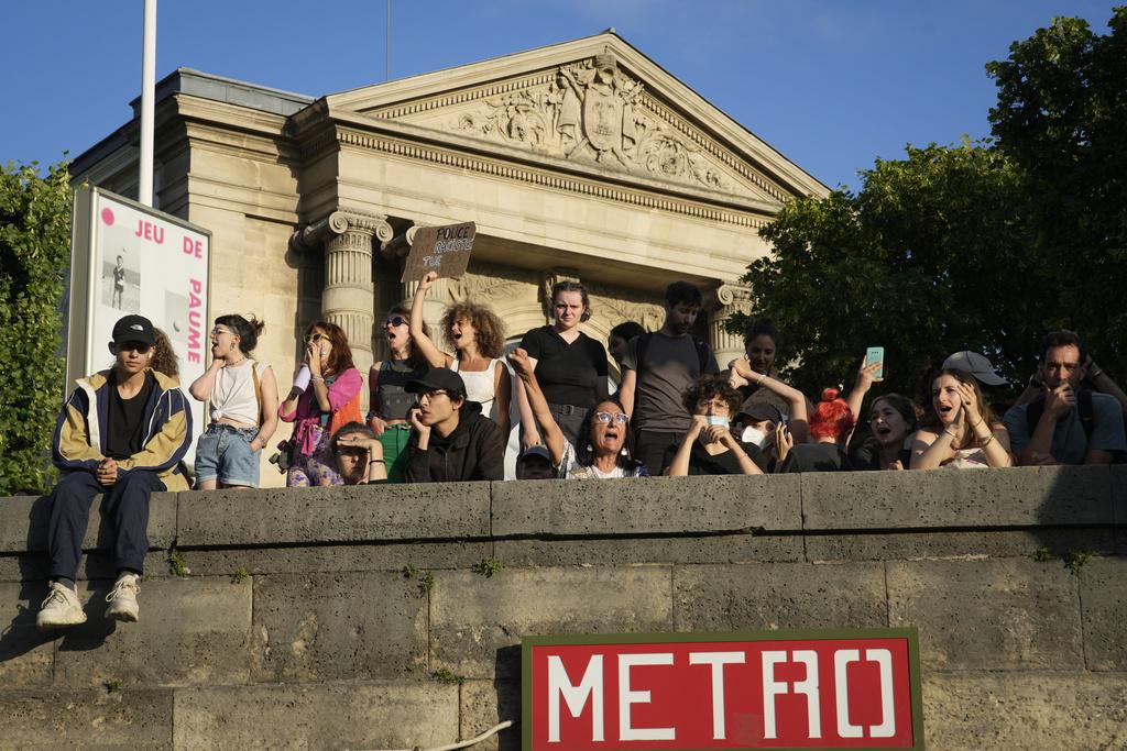 法國騷亂持續多日,巴黎早前有青年上街示威。(美聯社)